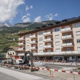 Le batiment suppose ou ont ete decouverts trois corps sans vie est photographie ce dimanche 28 juillet 2024 a Vetroz. Dimanche matin trois personnes ont ete decouvertes decedees dans deux appartements situes sur la commune de Vetroz a la suite d'une alerte a la police faisant suite a des coups de feu. (KEYSTONE/Valentin Flauraud)